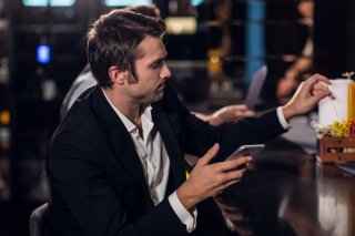 やたらスマホを気にする彼に違和感（写真:iStock）