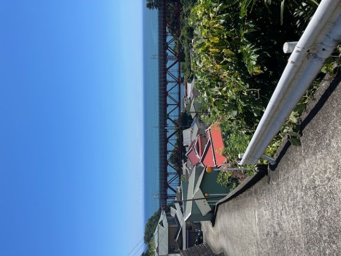 冷静に見ると海はかなり遠い。（写真:新井見枝香／無断転載禁止）