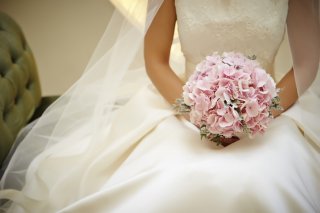 セクシー女優のドレスで炎上。ウェディングフォト市場に“課金”する花嫁の心境とは。100万円プランも存在