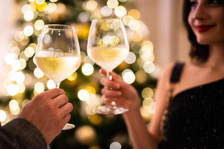 出会いは異業種交流会（写真:iStock）