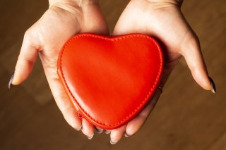 本当に求められているのは愛情？それともお金？（写真:iStock）