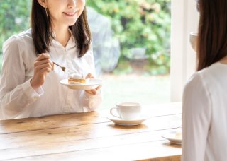 「着飾るのは何もないから」偽セレブがマウントを取る理由。“本物の令嬢”の前で見つけた本当の自分