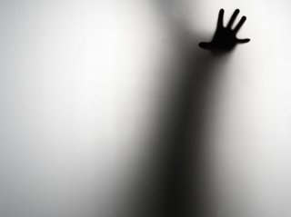 ずっと手を振ってる人が…（写真:iStock）