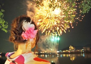 花火大会の“有料化”が増えた背景。3万円の高級席も…若者世代は「お金を払って見る」が当たり前?