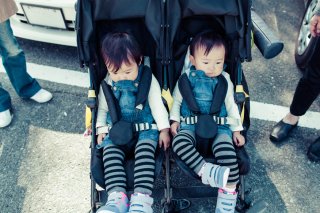 双子の育児が大変！（写真:iStock）