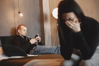 私の話を聞いてほしいのに（写真:iStock）