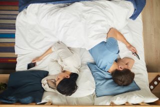 お互いに背を向けたまま（写真:iStock）