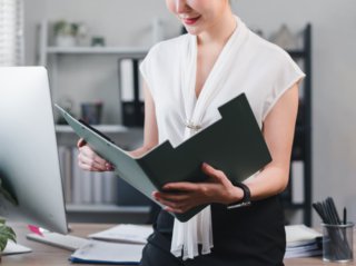 今頃は管理職だったのに（写真:iStock）