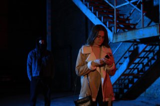 “イヤホン女子”は狙われる？ 知っておきたい夜道のNG行動と自衛テクニック