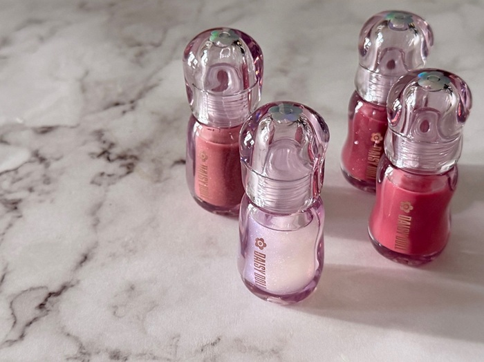  『デイジードール ジュエリー シロップ グロス』全4色　税込各1,760円（10月15日一般発売開始。一部先行発売中）（C）コクハク