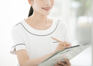 35歳すぎたら肌課金すべき？ 美容部員が教える「正解スキンケア」。高級コスメとプチプラの“リアルな実力”