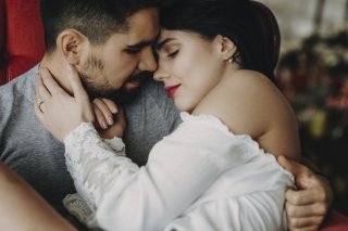 曖昧に笑うしか…（写真:iStock）