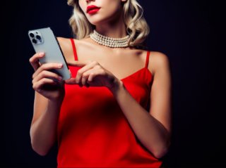 スマホ一つで開く禁断の扉も（写真:iStock）