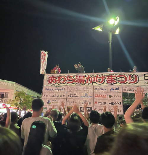 饅頭は意外とすごい勢いで飛んでくる。（写真:新井見枝香／無断転載禁止）