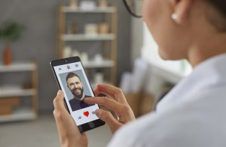 「絶対内緒にして」結婚目前、彼への信頼がたった一言で崩壊…。私たちの“出会い”はそんなに恥ずかしい?