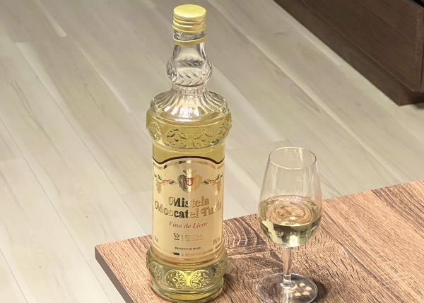 「ミステラ・モスカテル・トゥリス」税込み1358円（写真：市野瀬瞳／無断転載禁止、以下同）