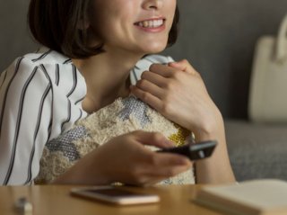 またテレビで思い切り笑いたい（写真:iStock）