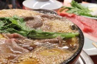 これはすき焼きニャ。（写真:新井見枝香／無断転載禁止）