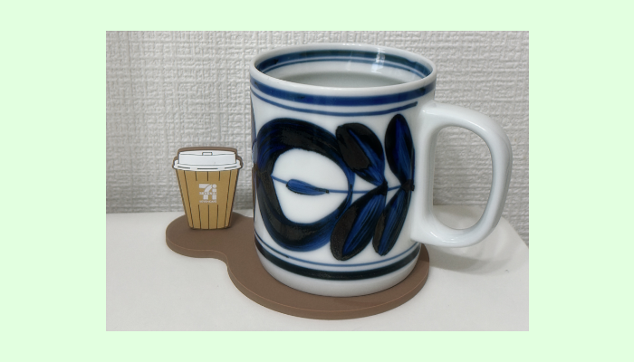 セブンカフェのカップがちょこんとかわいいラバーコースター（※コップは私物）／（写真:canちゃん）