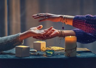 占い師は50代の「結婚したい」にどう返す？ 実は安心させる“お決まりワード”がある