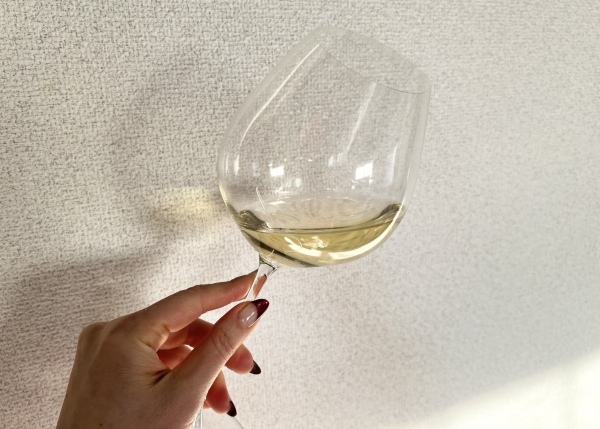 輝きと透明感のあるややグリーンがかったレモンイエロー