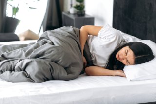 生理痛、しんどさマシマシです…。痛みを悪化させる3つの習慣。そのスイーツ、ちょっと待った!【医療従事者監修】