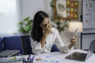 「スマホが見えない!」これって老眼? 眼精疲労? 30代で急増中の“若年老眼”の正体【医療従事者監修】