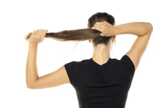 その髪型のせいかもよ？  “ポニーテール”頭痛になる理由と怖～いリスク。続けたい人の日常ケア【医療従事者監修】